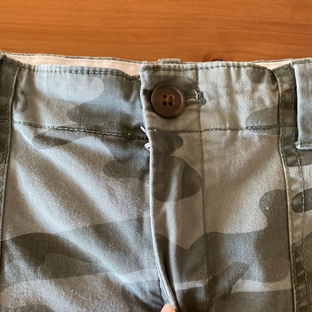 GAP 5” Girlfriend Chino Shorts Size 12 Army Green Camo - Picture 11 of 13